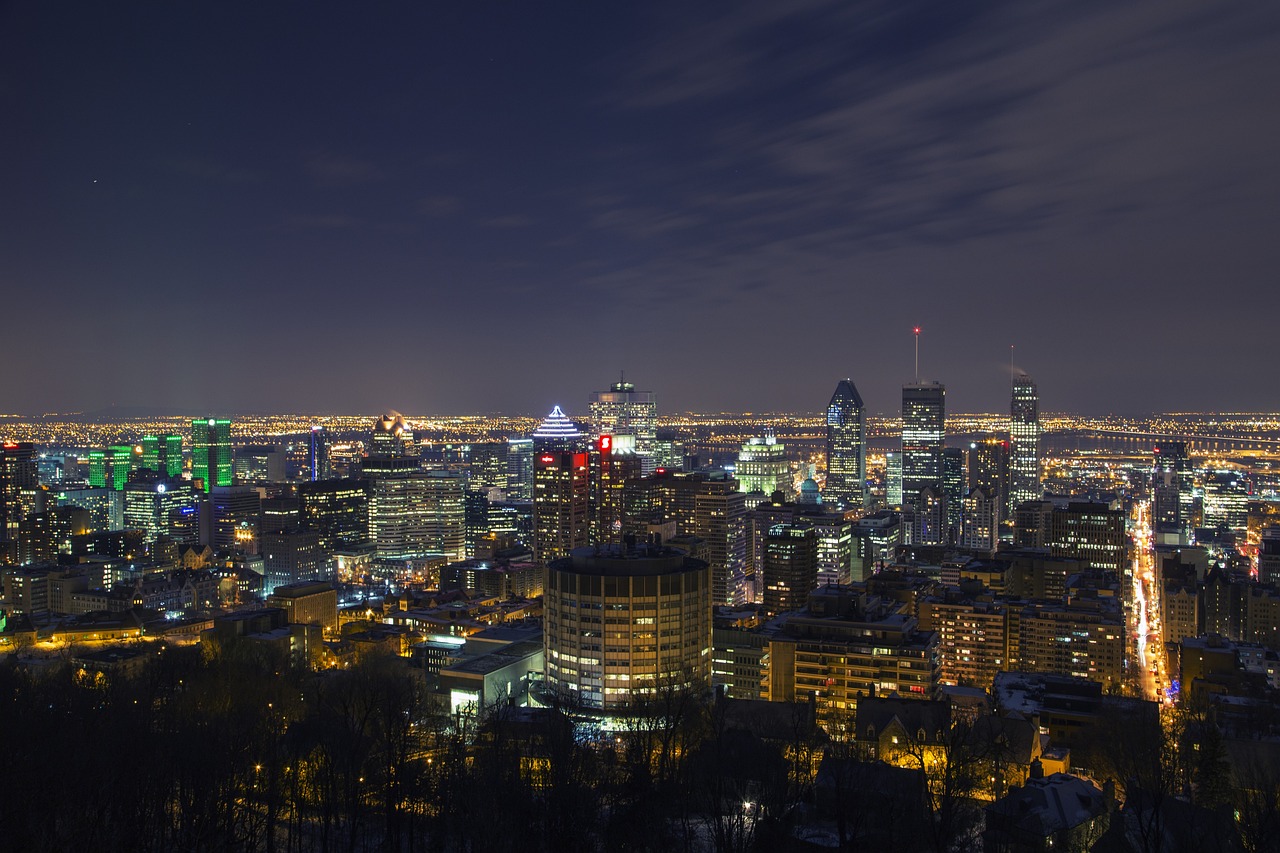 Vue nocturne de la skyline de Montréal, où des services de livraison de cannabis sont disponibles.